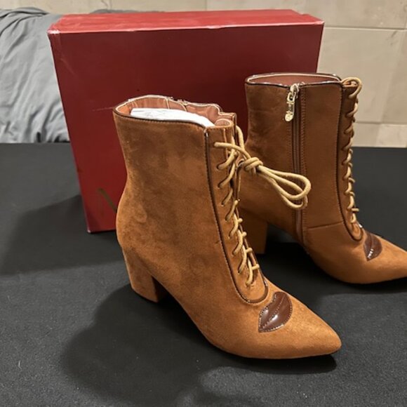Lips Lace up Block Heel Bootie 7888 NWT Boutique - Picture 7 of 11